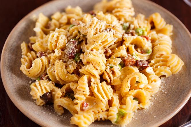 Radiatori w sosie carbonara: łatwy pomysł na makaron w kształcie kaloryferków