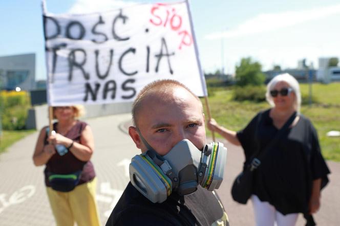 Protest mieszkańców w Letnicy. "Czarny pył do domu leci, tak się truje nasze dzieci" 