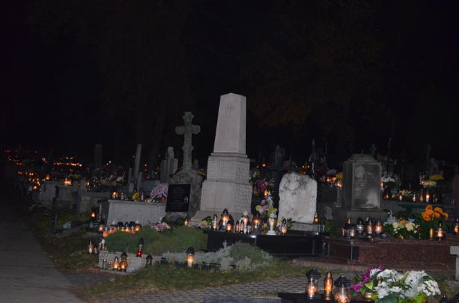 Dzień Zaduszny na starachowickich cmentarzach. Wyglądają wyjątkowo