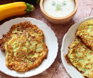 Placki z cukinii bez mąki. Chrupią jak chipsy, są lekkie jak piórko