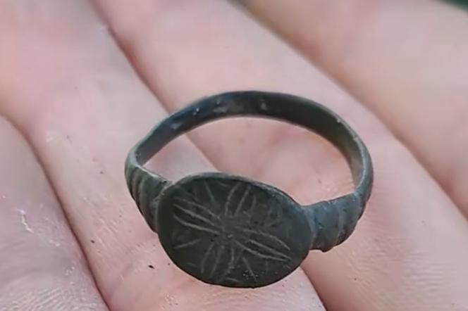 W woj. lubelskim natrafiono na średniowieczny pierścień. Zachował się w doskonałym stanie!