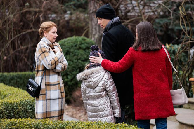 Na Wspólnej odc. 3442. Kasia (Julia Chatys), Darek Żbik (Michał Mikołajczak), Marysia (Zuzanna Wieleba), Justyna (Magdalena Kacprzak)