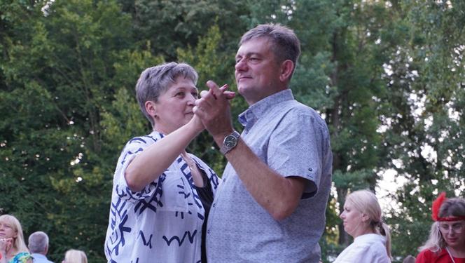 Sielanka na parkiecie w Muzeum Wsi Lubelskiej pod gołym niebem! Za nami kolejna potańcówka w rytmie miejskiego folkloru z Warszawy i Lwowa