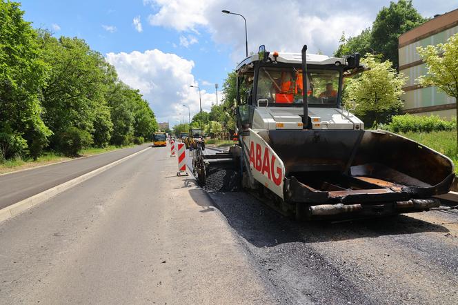 Trwa przemiana ul. Lutomierskiej. Drogowcy pracują przy nowej nawierzchni [ZDJĘCIA]