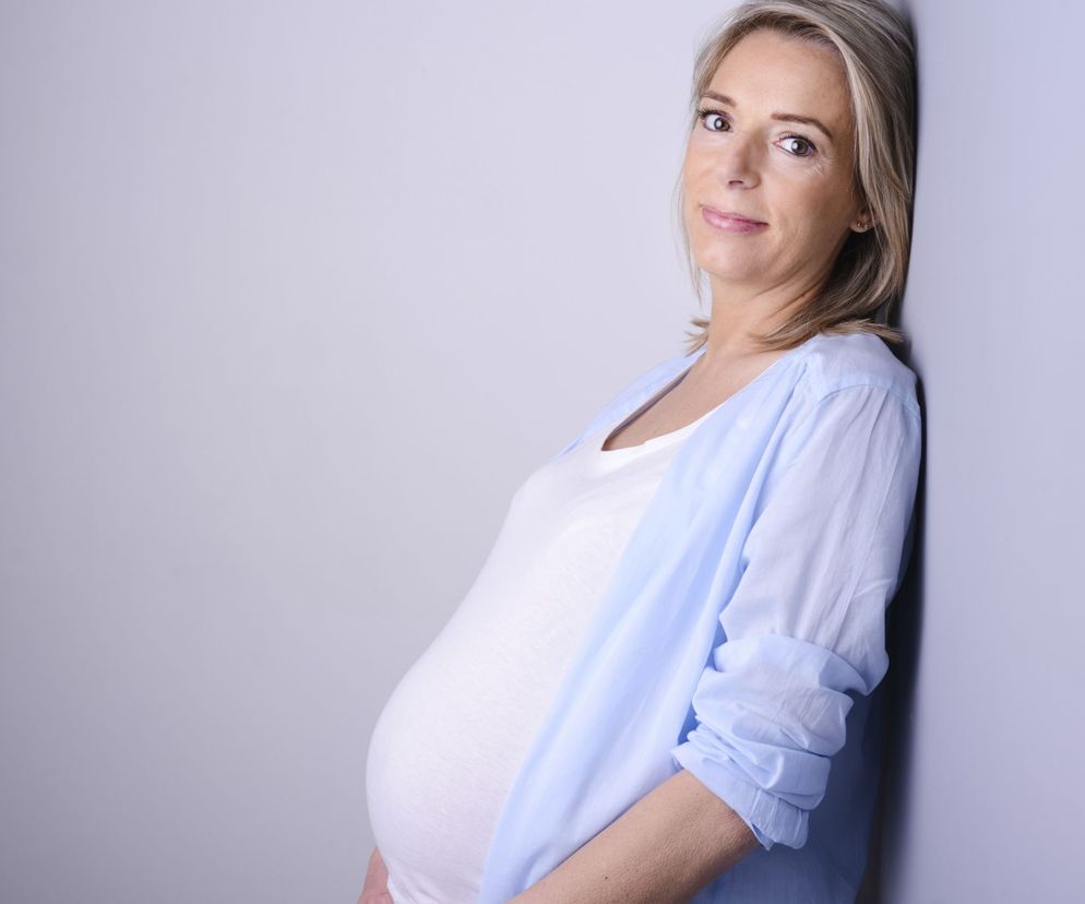 Coraz więcej kobiet decyduje się na urodzenie dziecka po 35., a nawet   40. roku życia. Czy taka późna ciąża niesie ze sobą więcej zagrożeń zarówno   dla matki, jak i dziecka?