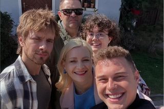 Rodzinka.pl nowy 17 sezon. Natalia (Małgorzata Kożuchowska), Kacperek (Mateusz Pawłowski), Ludwik (Tomasz Karolak), Tomek (Maciej Musiał), Kuba (Adam Zdrójkowski) na planie