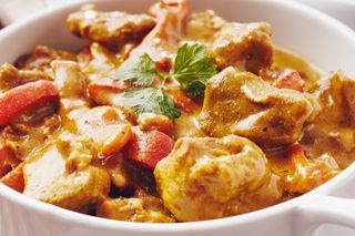 Przyprawa curry: co to jest? Do czego dodawać curry?