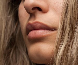 Czuła pielęgnacja ust. Dzięki tym zabiegom będą gładkie, nawilżone i jedwabiście miękkie