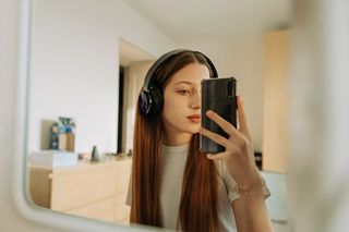 Nigdy nie rób selfie w ten sposób. Eksperci alarmują: grozi urazem oczu