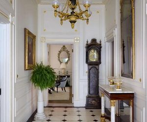 Ugoszczą Nawrockiego jak królową Elżbietę