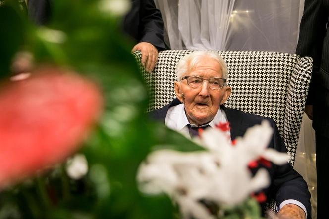 Walczył w II wojnie światowej i uciekał przez wiele lat. Życie pana Edwarda to gotowy scenariusz na film! [ZDJĘCIA]