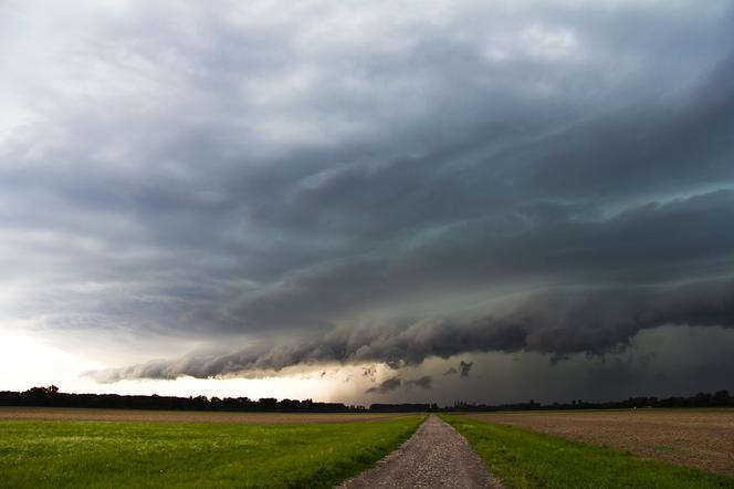 Płock. Burze z gradem, a nawet opady śniegu! IMGW ostrzega!