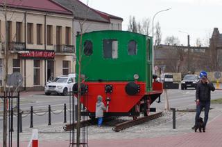 Stara lokomotywa obok nowego ronda w Skarżysku-Kamiennej