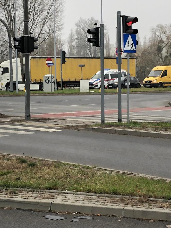 Wypadek w Toruniu. Tir zahaczył o pojazd szkoły jazdy