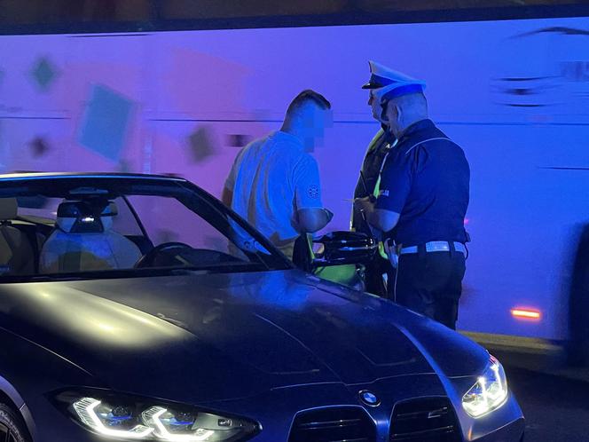 Warszawa. Kierowca BMW potrącił policjanta. Funkcjonariusz wpadł na maskę auta i huknął na asfalt