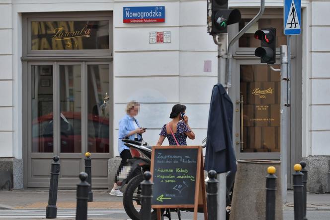 Olga Bończyk z telefonem na czerwonym świetle