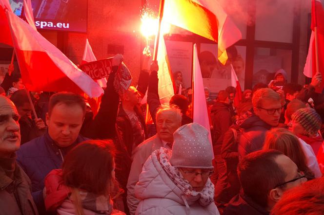Biało-czerwony marsz na ulicach Warszawy