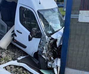 Dostawczak wjechał pod pociąg! Ogromne utrudnienia na kolei