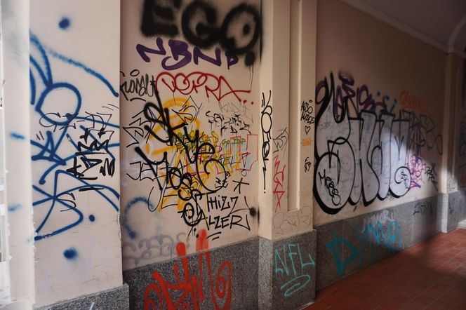 W niektórych miejscach Chmielnej - mimo remontu - nadal straszą jednak graffiti