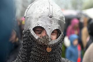 Deszczowe Święto Rękawki w Krakowie. Wojowie zagościli pod kopcem Krakusa 