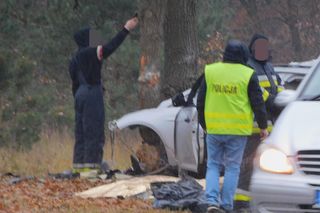 Po uderzeniu w drzewo, z auta wypadł silnik. Kierowca nie miał szans. Zginął na miejscu