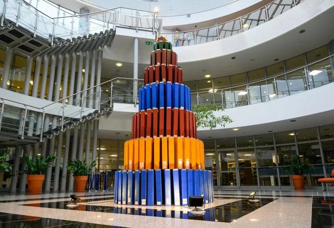   Nietypowa choinka znów stanęła w bibliotece UWM. Tym razem powstała z segregatorów [ZDJĘCIA]