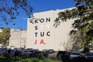 Mural z napisem KONSTYTUCJA powstał w Poznaniu