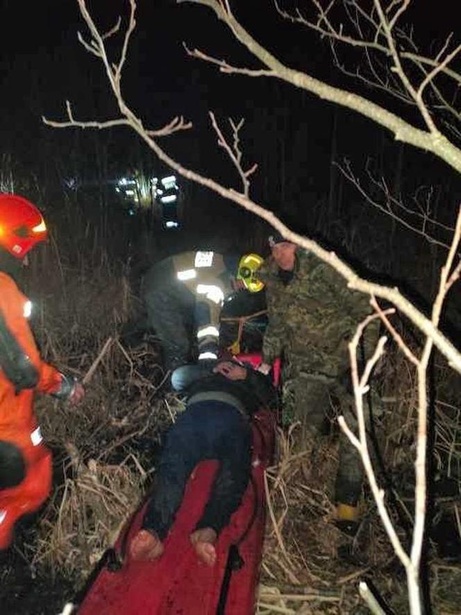 Nocna akcja na bagnach. Uratowano trzech mężczyzn i kobietę