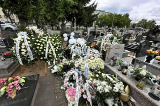 Morderstwo w Mławie. Grób 16-letniej Mai utonął w białych kwiatach