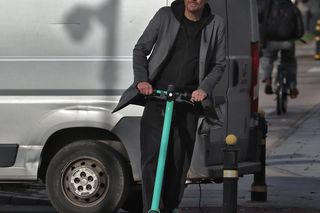 Krzysztof Ibisz z rodziną na spacerze