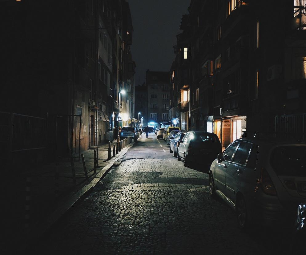 ciemna ulica