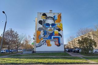 Nowy mural z kobiecą postacią na ścianie bloku przy ulicy Kaszubskiej 2 w Siedlcach. Zobacz zdjęcia!