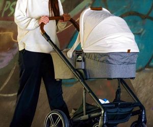Pijana matka spacerowała z maleńkim synkiem i wciąż było jej mało. Prowadziła dziecięcy wózek w sposób niepewny 
