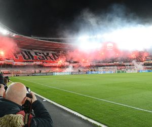 Oprawa i racowisko polskich kibiców na meczu w Kownie: Litwa - Polska