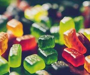 Domowe żelki - zdrowsza i smaczniejsza opcja. Kto by pomyślał, że można je zrobić samemu?