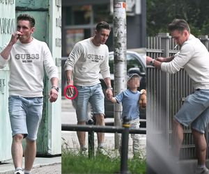 Tak przy dzieciach?! Filip Gurłacz na spacerze z żoną i synami. Puszczał dymka i skakał po płocie