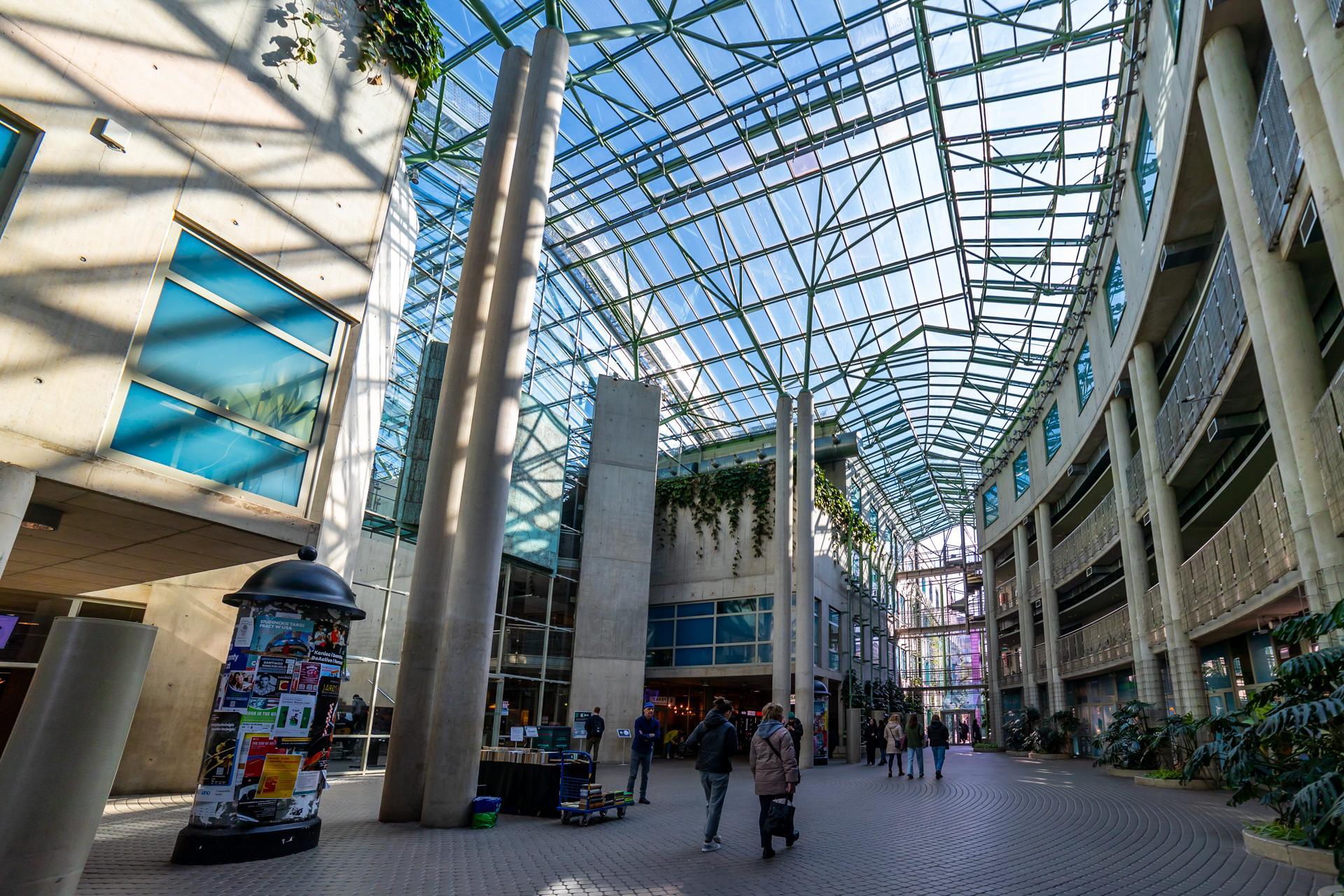Biblioteka Uniwersytecka w Warszawie - zdjęcia. Zobacz postmodernistyczną ikonę, którą kiedyś uznawano za kicz