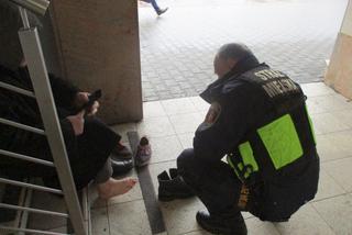 Szlachetny gest strażnika miejskiego: Bezdomny dostał od niego BUTY! [GALERIA]