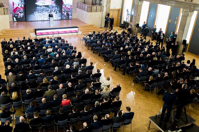 Odsłonięcie tablicy upamiętniającej ofiary katastrofy smoleńskiej