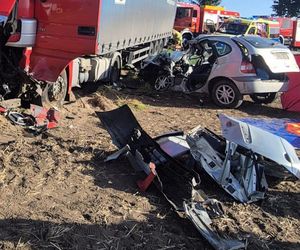 Tragiczny poranek. Kierowca osobówki nie miał szans po zderzeniu z ciężarówką!