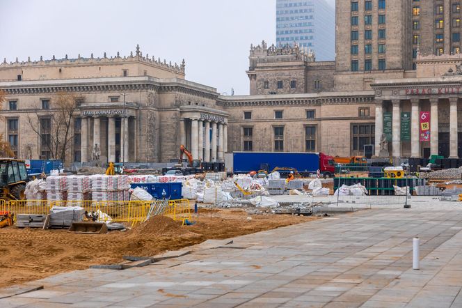 Trwa przebudowa części dawnego Placu Defilad w plac Centralny