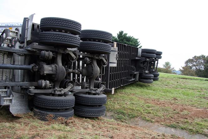 UWAGA! Przewrócenie cysterny na autostradzie A1 w powiecie włocławskim. Ruch całkowicie zablokowany!