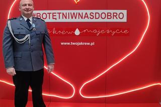 Oddał już ponad 26 litrów krwi! Wyjątkowe odznaczenie dla bydgoskiego policjanta 