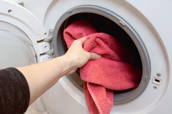 Włóż do bębna pralki, a pozbędziesz się z prania siersci i włosów. Sposób mojej babci mnie zaskoczył. Usuwa sierść, włosy i kłaki, a pranie jest idealnie czyste 