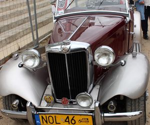 Było spotkanie z modą, muzyką i samochodami z lat 20. w Korczewie. Za nami impreza „Magia lat 20-tych” 2025