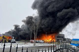 Potężny pożar pod Warszawą. Płonie hala wypełniona tworzywami sztucznymi