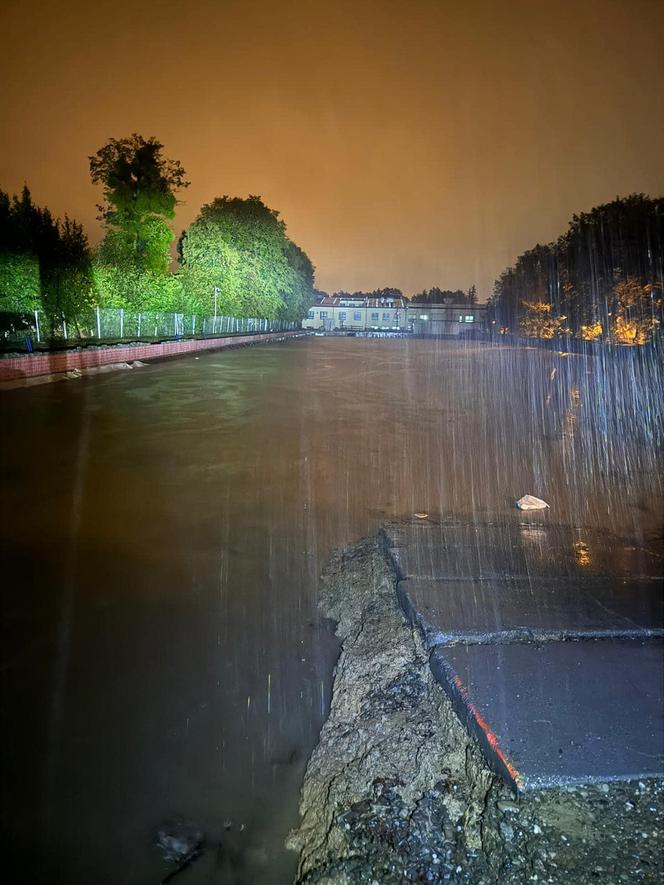 Ustroń pod wodą po nocnej ulewie. Po północy wylał potok Młynówka. Pod wodą wiele ulic i domów