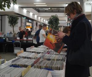 Zimowy Kiermasz Płyt Winylowych w Bydgoszczy. Czarne krążki przyciągnęły tłumy! 