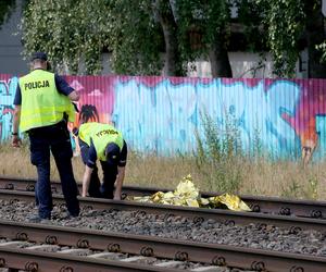 Makabra na torach w Ursusie. Pociąg śmiertelnie potrącił kobietę