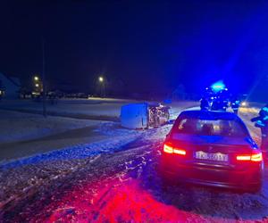 UWAGA ślisko! W Kałkowie bus wypadł z drogi i przewrócił się na bok